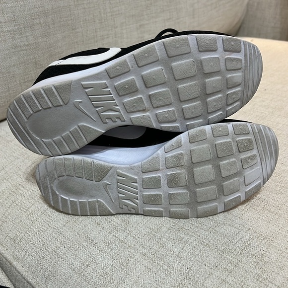 Women’s Black & White Nike - Picture 7 of 9